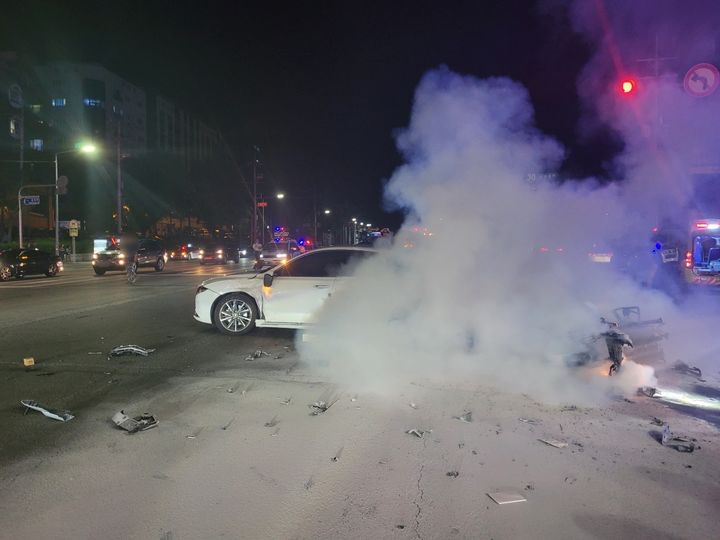 [창원=뉴시스] 23일 0시1분께 경남 창원시 의창구 소답동 A온천 앞 사거리에서 승용차와 충돌한 오토바이에서 화재가 발생하고 있다. (사진=독자 제공) 2025.06.23. photo@newsis.com *재판매 및 DB 금지