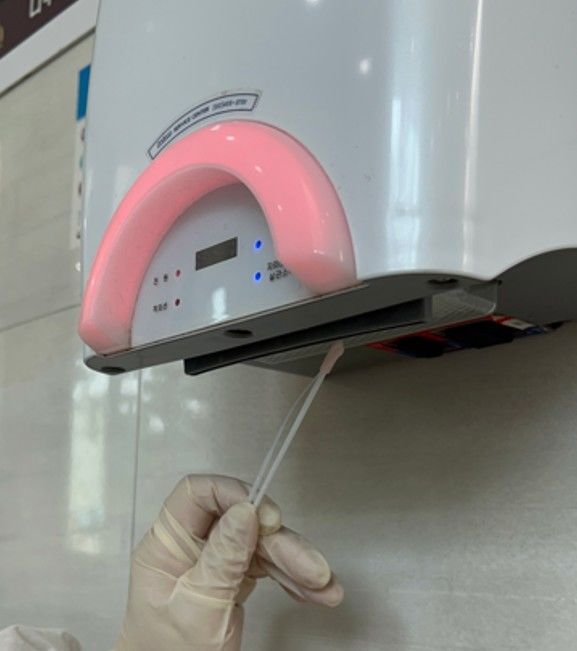 [수원=뉴시스] 고속도로휴게소 공중화장실 손건조기 위생점검. (사진=경기도 제공) 2025.06.23. photo@newsis.com *재판매 및 DB 금지