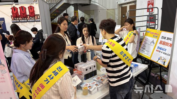 [안산=뉴시스] 경기 안산시 공직자들이 '2025 안산청년페어' 행사장에서 청년 대상 전세사기 피해 예방 홍보 캠페인을 진행하고 있다. (사진=안산시 제공) 2025.06.23. photo@newsis.com