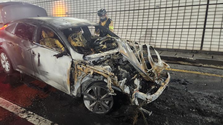 [부산=뉴시스] 23일 오전 부산 남구 황령터널을 달리던 승용차에서 불이 났다. (사진=부산소방재난본부 제공) 2025.06.23. photo@newsis.com *재판매 및 DB 금지