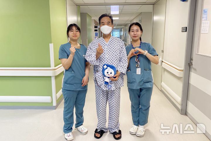 사진설명= 인천세종병원 김민아 간호사(10A병동팀·사진 가장 오른쪽)와 김하은 간호사(10A병동팀·가장 왼쪽)가 치료받고 회복한 A씨와 기념 촬영하고 있다. (사진= 인천세종병원 제공)2025.06.23