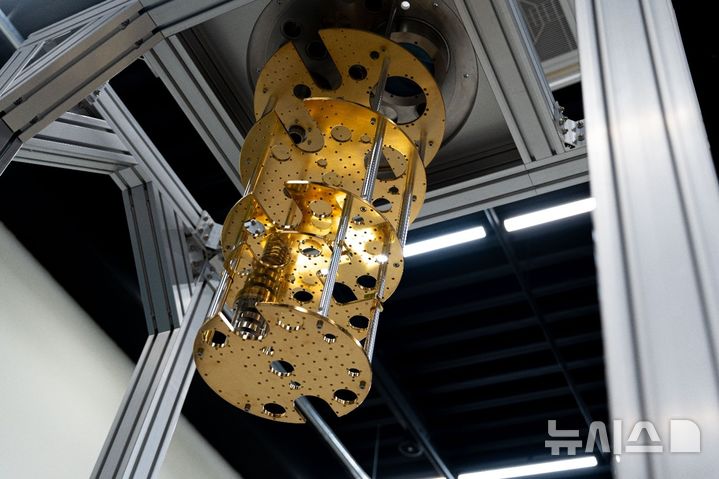 [서울=뉴시스] SDT가 오는 24일부터 26일까지 서울 서초구 aT센터에서 열리는 '퀀텀코리아 2025'에 참가해 국내 최초로 자체 제조한 극저온 냉각기 '크라이오랙'을 공개한다고 23일 밝혔다. (사진=SDT 제공)