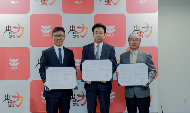 (왼쪽부터) 김유원 네이버클라우드 대표, 이이즈카 토시유키 이즈모시장, 와타나베 에이지 사회복지법인 이즈모시 사회복지협의회 회장(사진=네이버클라우드 제공) *재판매 및 DB 금지