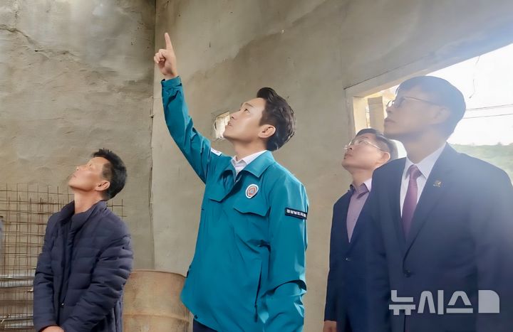 [창원=뉴시스] 정재욱(가운데) 경남도의원이 도청 관계자와 노후 새마을창고 실태점검 활동을 하고 있다. (사진=정재욱 도의원 측 제공) 2025.06.23. photo@newsis.com