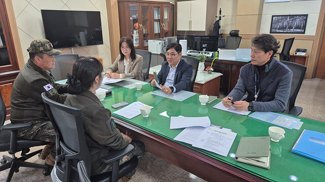 [고성=뉴시스] 고성군이 의료굥백 해소를 위해 군부대 의료기관을 활용을 위한 간담회를 갖고 있다.((사진=고성군 제공)photo@newsis.com *재판매 및 DB 금지