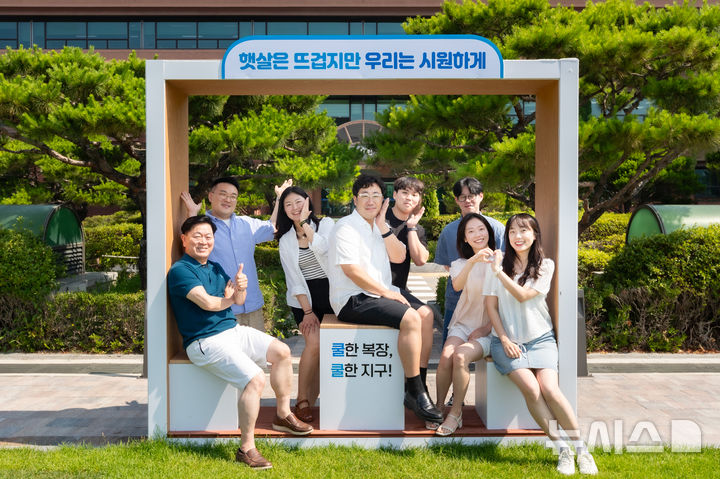 [광명=뉴시스]박승원 광명시장(사진 왼쪽 첫 번째)이 23일 시청 잔디 광장에서 반바지 차림으로 직원들과 사진을 찍고 있다.(사진=광명시 제공)<span class='privacy_hidden'>*** 개인정보보호를 위한 이메일주소 노출방지 ***</span>