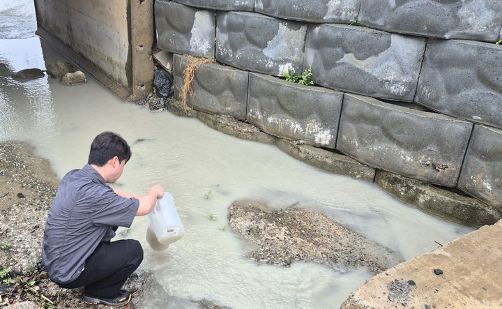 오염수 시료 채취하는 충주시 공무원 *재판매 및 DB 금지