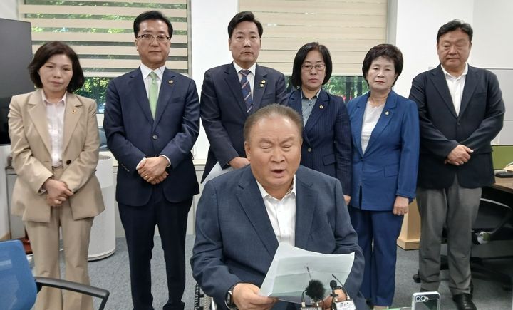 [대전=뉴시스] 조명휘 기자 = 국민의힘 이상민 대전시당위원장과 시·구의원 등이 23일 오전 대전시의회 기자실에서 해양수산부 부산이전과 대덕연구개발특구내 항공우주연구원, 천문연구원 경남 사천이전 특별법 개정안에 대한 의견을 밝히고 있다. 2025.06.23. photo@newsis.com *재판매 및 DB 금지