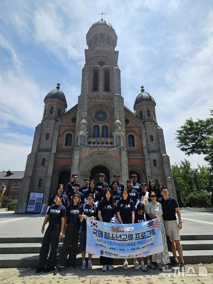 [전주=뉴시스]윤난슬 기자 = 전북 전주시는 "미국 로스앤젤레스 한인회를 비롯한 한인 청소년 대표단 17명이 지난 22일부터 25일까지 4일간의 일정으로 전주를 방문 중"이라고 23일 밝혔다. (사진=전주시 제공) photo@newsis.com 