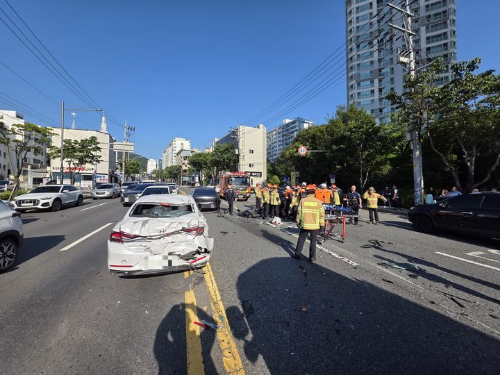 [대구=뉴시스] 23일 오전 7시24분께 남구 봉덕동 상동교 서편 앞산순환로에서 6중 추돌 사고가 났다. (사진=대구 중부소방서 제공) 2025.06.23. photo@newsis.com *재판매 및 DB 금지