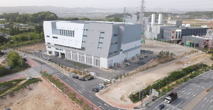 [세종=뉴시스] 한국전력공사는 충북 반도체 첨단산업단지의 안정적 전력공급을 위해 지난 20일부터 345킬로볼트(㎸) 신청주변전소와 관련 송전선로의 본격 가동을 시작했다고 23일 밝혔다. (사진=한전 제공) 2025.06.23. photo@newsis.com *재판매 및 DB 금지