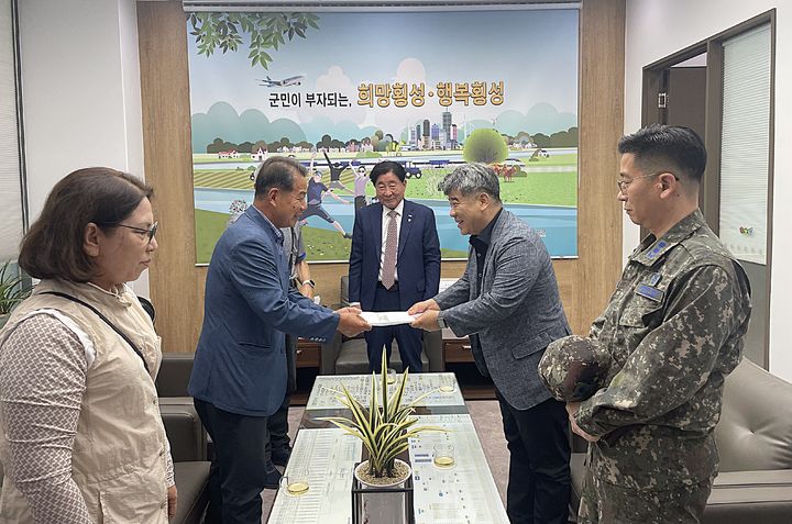 공군본부에 건의서 전달 모습. *재판매 및 DB 금지