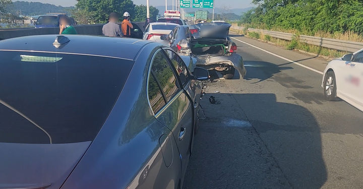 [부산=뉴시스] 23일 오전 부산 강서구의 한 도로에서 차량 연쇄 추돌 사고가 발생했다. (사진=부산경찰청 제공) 2025.06.23. photo@newsis.com *재판매 및 DB 금지