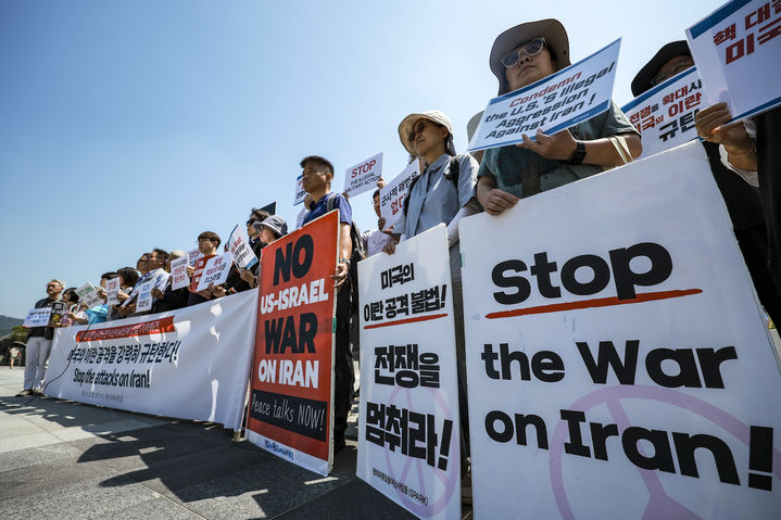 [서울=뉴시스] 정병혁 기자 = 23일 서울 종로구 주한미국대사관 앞에서 열린 미국의 이란공격 규탄 기자회견에서 시민사회단체 회원들이 피켓을 들고 있다. 2025.06.23. jhope@newsis.com *재판매 및 DB 금지