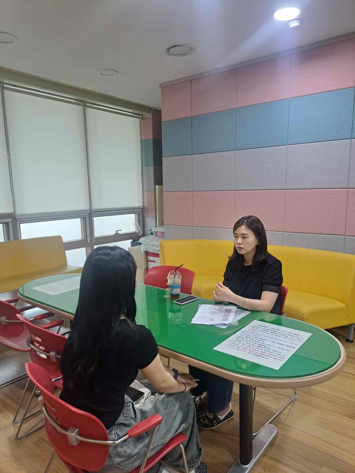 [밀양=뉴시스] 경남 밀양시가 자립 준비 청년 맞춤형 컨설팅을 진행하고 있다. (사진=밀양시 제공) 2025.06.23. photo@newsis.com *재판매 및 DB 금지