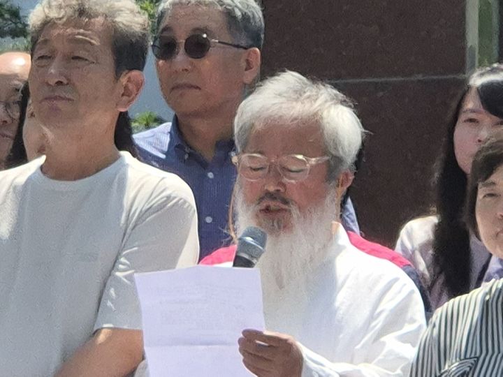 [창원=뉴시스] 강경국 기자 = 내란청산 사회대개혁 경남행동 관계자들이 23일 오전 창원시의회에서 기자회견을 열고 있다. (사진=독자 제공) 2025.06.23. photo@newsis.com *재판매 및 DB 금지