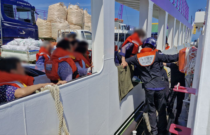 [신안=뉴시스] 이영주 기자 = 목포해경이 23일 오전 오전 8시51분께 신안군 장산도 동방 약 1㎞ 해상에서 승선원 87명이 탄 여객선 A호 승선원 87명을 구조하고 있다. (사진 = 목포해경 제공) 2025.06.23. photo@newsis.com *재판매 및 DB 금지