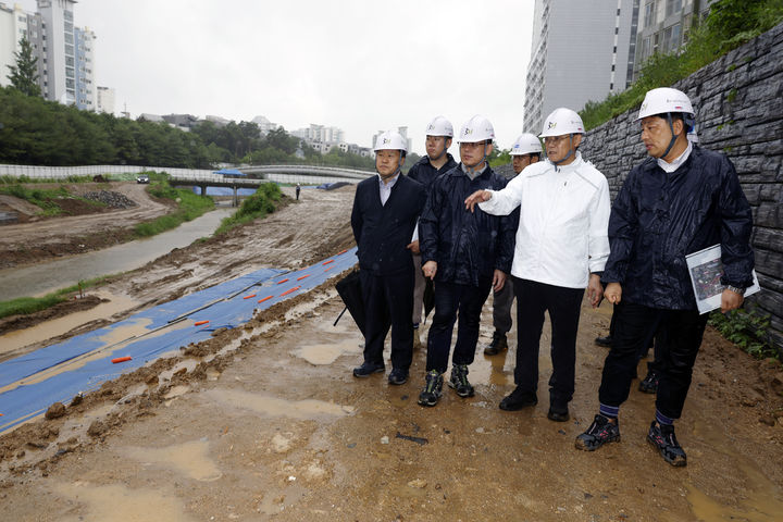 [서울=뉴시스] 황상하 SH공사 사장과 점검단이 지난 20일 강동구 일대 공사 현장을 방문해 집중호우 대응 상황과 안전 관리 체계를 긴급 점검하고 있다. 2025.06.23 (사진 제공=SH공사) photo@newsis.com *재판매 및 DB 금지
