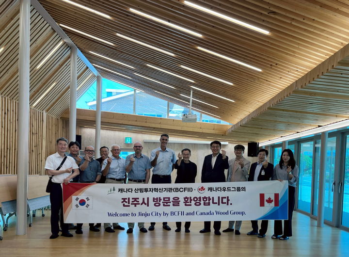 [진주=뉴시스] 경남 진주시는 23일 캐나다 산림투자혁신기관(BCFII)과 캐나다우드그룹 방문단 5명이 진주를 찾아 친환경 목조건축물을 방문하고 향후 협력 방안을 논의했다. (사진=진주시 제공) 2025.06.23. photo@newsis.com *재판매 및 DB 금지