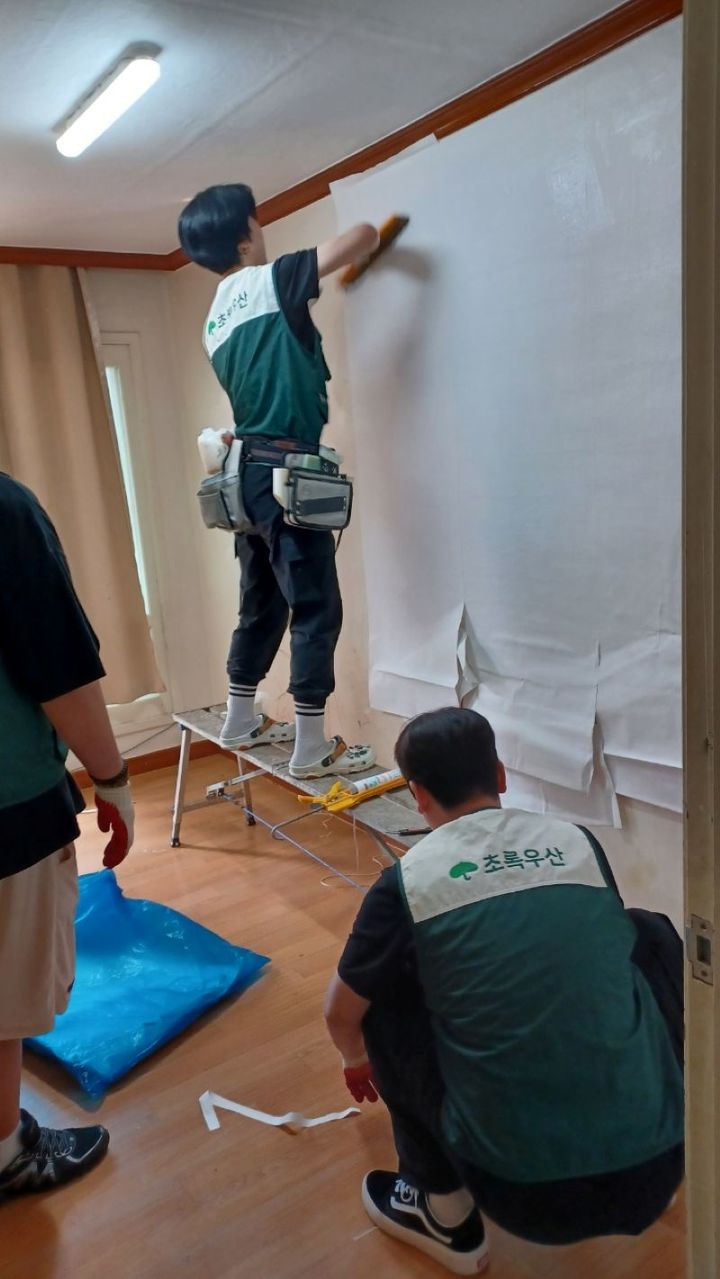 '나만을 위한 공부방'선물을 위해 도배를 하고 있다. *재판매 및 DB 금지