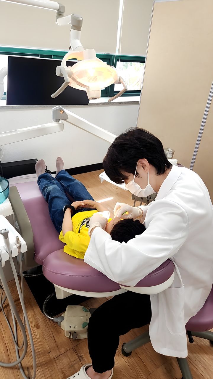 [양산=뉴시스] 웅상보건소가 학생 건강검진을 하고 있다. (사진=양산시 제공) 2025.06.23. photo@newsis.com *재판매 및 DB 금지