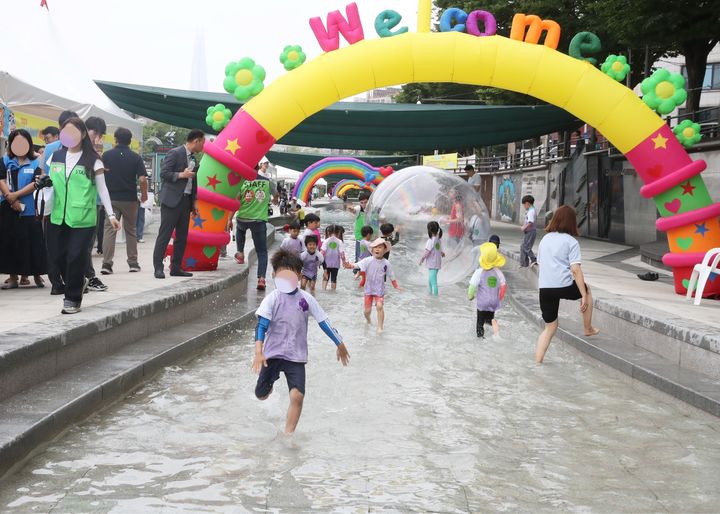 [서울=뉴시스] 성내천 물놀이장을 이용하는 주민들. 2025.06.23 (사진 제공=송파구청) photo@newsis.com *재판매 및 DB 금지