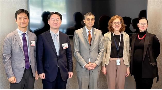 [대전=뉴시스] 특구재단 정희권 이사장(왼쪽서 둘째)과 NSF 기술·혁신·협력부 부국장 어윈 지안찬다니(오른쪽서 세번째)가 미국 워싱턴 D.C에서 만나 협력사업을 논의한 뒤 기념촬영을 하고 있다.(사진=특구재단 제공) *재판매 및 DB 금지