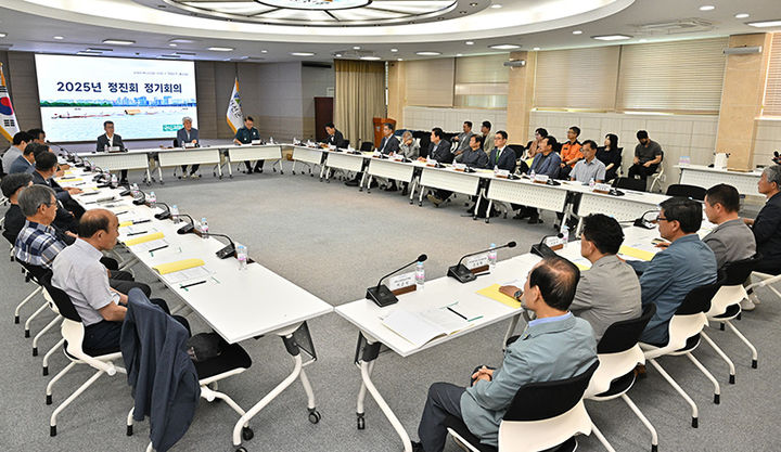23일 정선군청 대회의실에서 최승준 정선군수를 비롯한 기관·단체장 30여 명이 참석한 가운데 2025년 2분기 정기회의가 열리고 있다.(사진=정선군 제공) *재판매 및 DB 금지