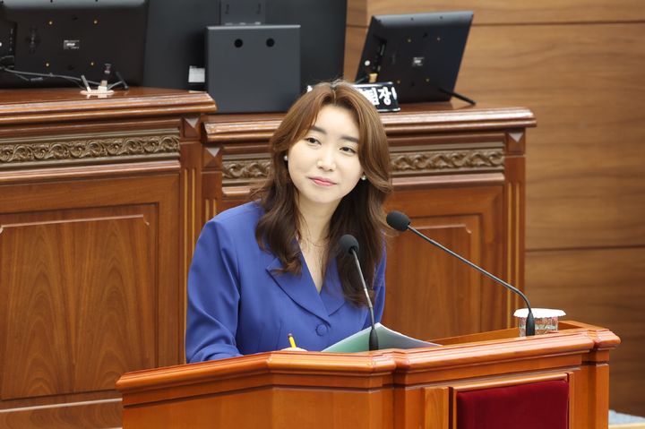 [창원=뉴시스] 이원주 경남 창원시의원이 23일 열린 제144회 정례회 제3차 본회의에서 시정질문을 하고 있다. (사진=창원시의회 제공) 2025.06.23. photo@newsis.com *재판매 및 DB 금지