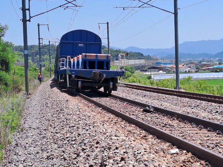 [남원=뉴시스] 23일 오전 11시40분께 전북 남원시 주생면을 지나던 화물열차가 행인을 들이받았다. 사진은 당시 사고가 발생한 열차의 모습. (사진=전북특별자치도소방본부 제공) 2025.06.23. photo@newsis.com *재판매 및 DB 금지