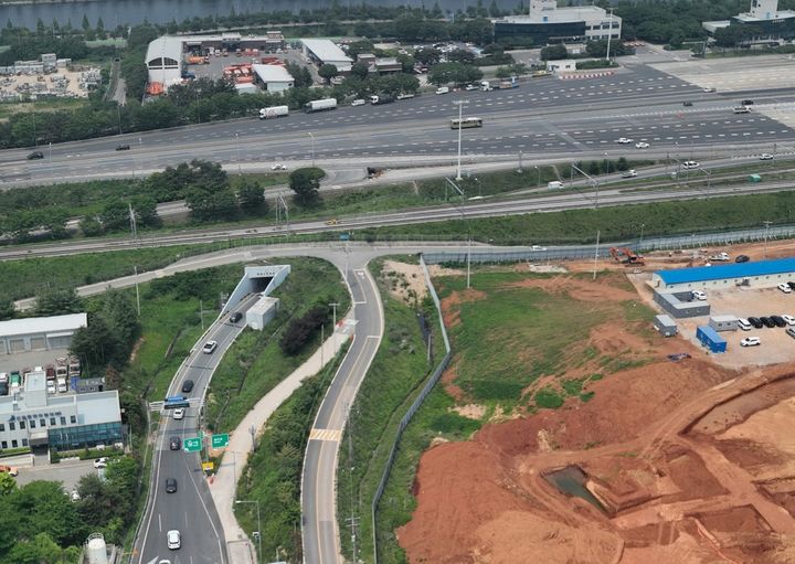 [인천=뉴시스] 인천국제공항고속도로 청라IC 서울방향 진출연결로 확장공사 현장. (사진=인천도시공사 제공) 2025.06.23. photo@newsis.com *재판매 및 DB 금지