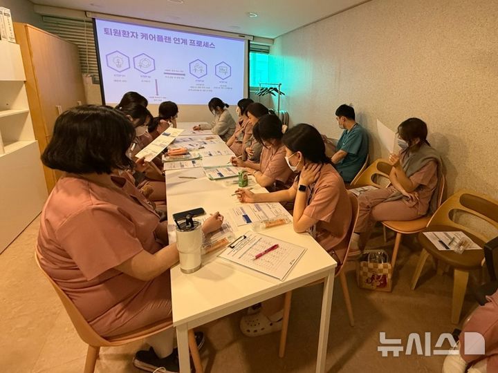 [인천=뉴시스] 나은병원 공공의료본부 실무자가 병동 간호사들에게 '퇴원환자 지역사회 연계사업'에 대해 설명하고 있다. (사진=나은병원 제공) 2025.06.23. photo@newsis.com