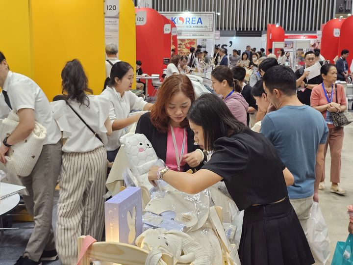 대구의 엠에이치글로벌 한 직원이 베트남 호치민에서 열린 국제 프리미엄 소비재전에서 관람객에게 자사 제품을 설명하고 있다.&nbsp;&nbsp; *재판매 및 DB 금지