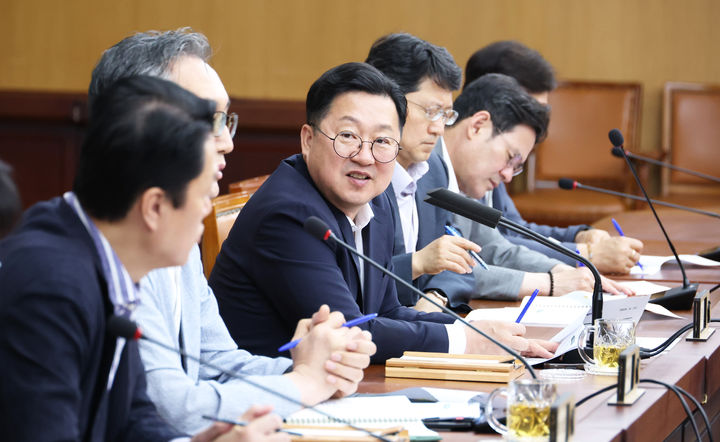 [대전=뉴시스]이장우 대전시장이 23일 주간업무회를 주재한 자리에서 대화를 나누고 있다. (사진=대전시 제공) 2025. 06. 23 photo@newsis.com *재판매 및 DB 금지