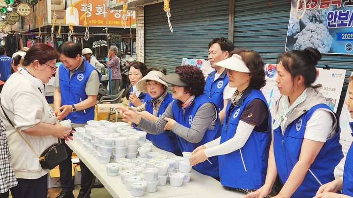 [함양=뉴시스] 한국자유총연맹함양군지회 6·25 전쟁음식 체험전 (사진=함양군 제공) 2025.06.23. photo@newsis.com *재판매 및 DB 금지
