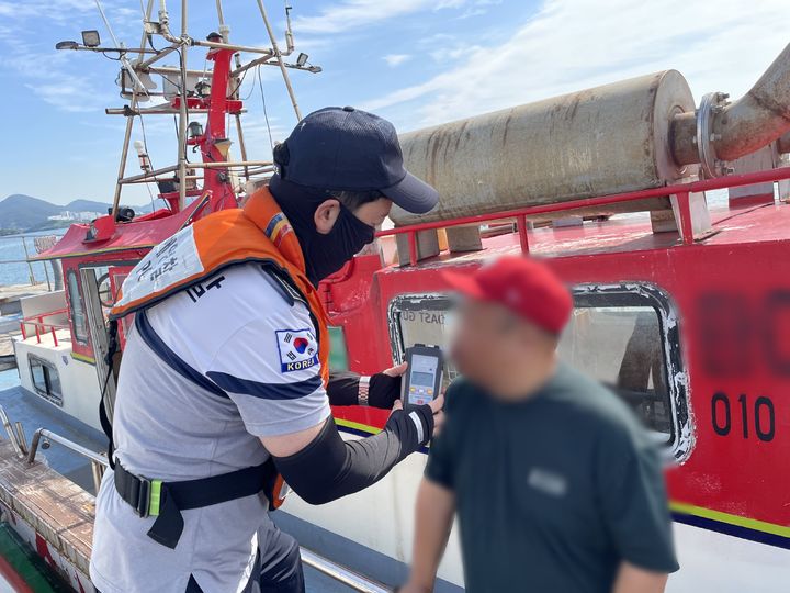 [여수=뉴시스] 여수해경이 음주 운항 여부를 확인하고 있다. (사진=여수해경 제공) 2025.06.23. photo@newsis.com *재판매 및 DB 금지