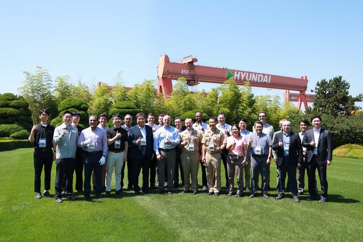 [울산=뉴시스] 미국 주요 대학의 조선·해양 공학 분야 교수들로 구성된 조선·해양 전문가 그룹이 23일 HD현대중공업 울산 본사를 방문해 기념촬영을 하고 있다. (사진=HD현대중공업 제공) 2025.06.23. photo@newsis.com *재판매 및 DB 금지