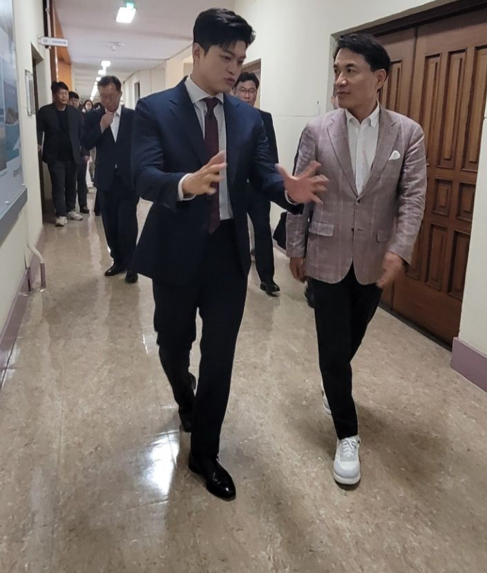 [춘천=뉴시스]김용태(왼쪽) 국민의힘 비상대책위원장이 23일 강원특별자치도를 방문해 김진태 지사와 2층회의장으로 이동하고 있다. syi23@newsis.com *재판매 및 DB 금지