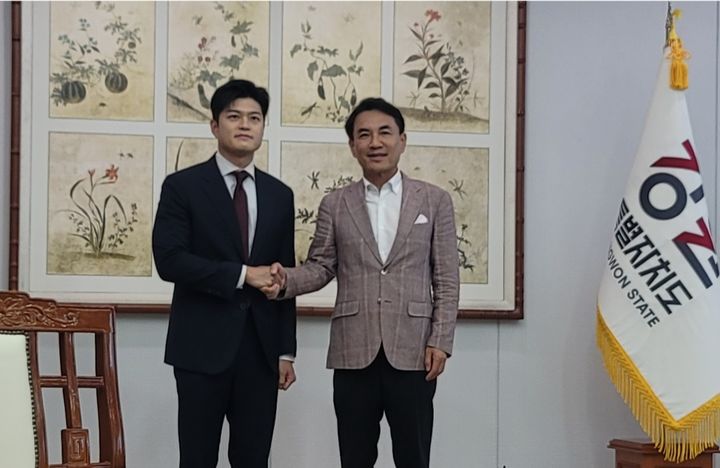 [춘천=뉴시스]김용태(왼쪽) 국민의힘 비싱대책위원장이 23일 오후 강원특별자치도를 방문해 김진태 지사와 악수를 나누고 있다. syi23@newsis.com *재판매 및 DB 금지