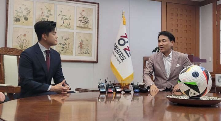 [춘천=뉴시스]김용태(왼쪽) 국민의힘 비상대책위원장이 23일 오후 강원도를 방문해 김진태 지사와 환담하고 있다. syi23@newsis.com *재판매 및 DB 금지