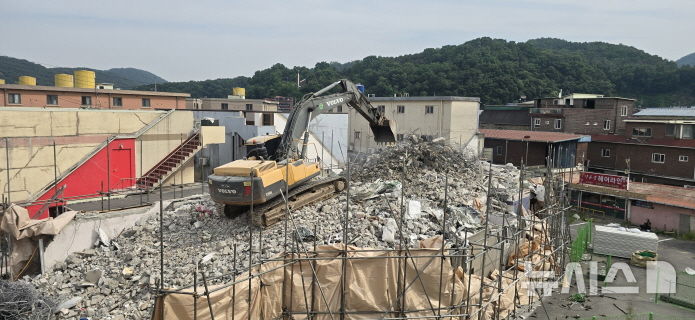 [파주=뉴시스] 경기 파주시 연풍리 성매매집결지 업소 건물 철거가 진행되고 있다.(사진=파주시 제공)photo@newsis.com
