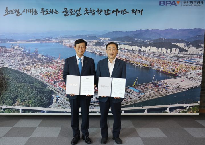 [부산=뉴시스] 23일 부산항만공사 송상근 사장(왼쪽)과 한국내부통제연구원 문호승 원장이 업무협약을 체결하고 기념사진을 촬영하고 있다. (사진=부산항만공사 제공) 2025.06.23. photo@newsis.com *재판매 및 DB 금지