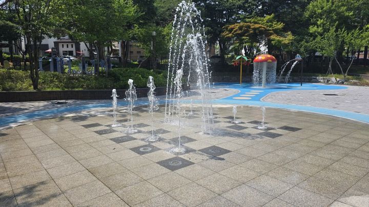 [계룡=뉴시스]계룡 음절어린이공원 바닥분수가 본격 운영됐다. 2025. 06. 23 photo@newsis.com *재판매 및 DB 금지