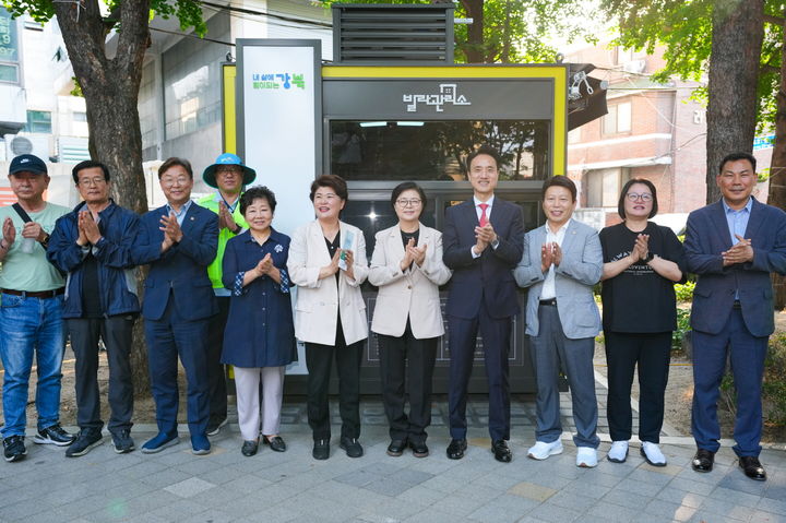 [서울=뉴시스] 이순희 강북구청장(가운데)이 6월 17일 송천동 빌라관리사무소 개소식에 참석한 내빈, 주민들과 함께 기념사진을 찍고 있다. 2025.06.23. (사진=강북구 제공) *재판매 및 DB 금지