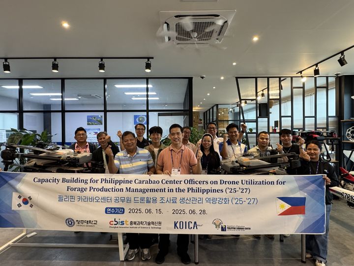 [청주=뉴시스] 청주드론교육원이 필리핀 카라바오센터 공무원을 대상으로 드론 활용 역량강화 연수를 한뒤 기념촬영하는 모습. (사진=청주드론교육원 제공) photo@newsis.com *재판매 및 DB 금지