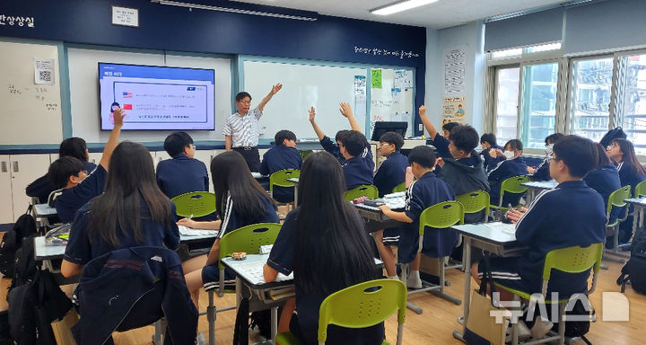 [창원=뉴시스] BNK경남은행 금융교육 전문강사 이영동 팀장이 창원지역 중학교를 찾아 '자유학기제 금융교육'을 진행하고 있다. (사진=BNK경남은행 제공) 2025.06.23. photo@newsis.com