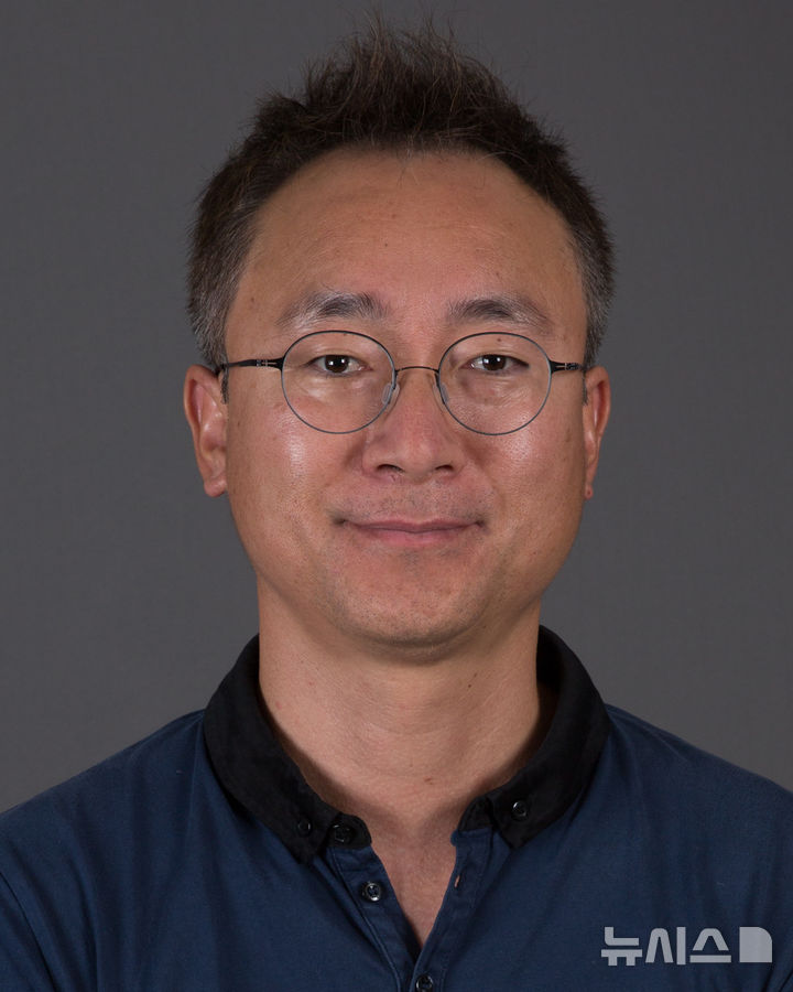 [창원=뉴시스] 미국 이스턴미시건대학교 정교수로 임용된 국립창원대 경영학과 졸업생 문학일씨. (사진=국립창원대 제공) 2025.06.23. photo@newsis.com