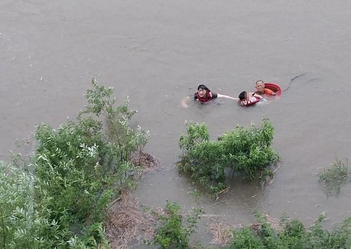 [산청=뉴시스] 경호강 고립 낚시객 2명 구조. (사진=산청군 제공) 2025.06.23. photo@newsis.com *재판매 및 DB 금지