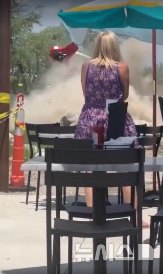 [뉴시스]미국 미시간주에서 헬기 한 대가 식당 바로 옆에 추락해 식사하던 손님들이 급하게 대피하는 소동이 벌어졌다. (사진=뉴욕포스트) 