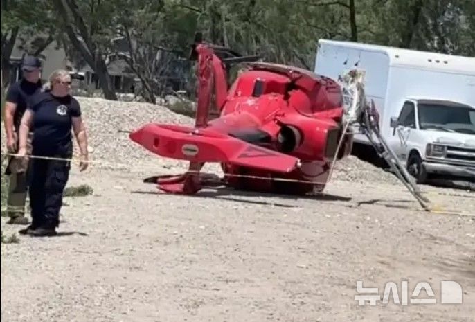 [뉴시스]미국 미시간주에서 헬기 한 대가 식당 바로 옆에 추락해 식사하던 손님들이 급하게 대피하는 소동이 벌어졌다. (사진=뉴욕포스트) 